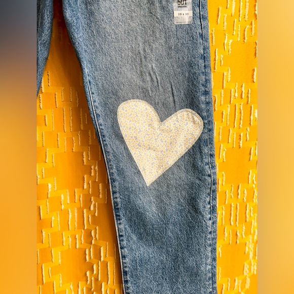 Levi’s 501 High Rise Straight 150th Anniversary Heart Floral Patch Jeans 28x30 - Picture 3 of 5